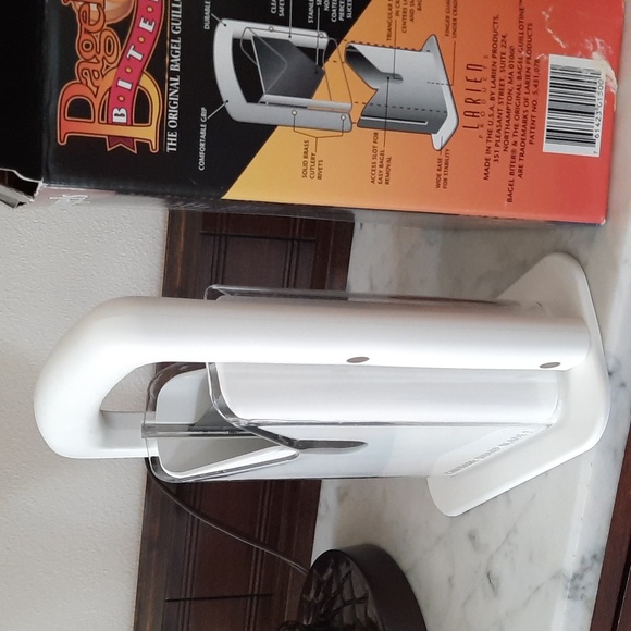 Bagel Biter. The Original Bagel Guillotine - Picture 7 of 8